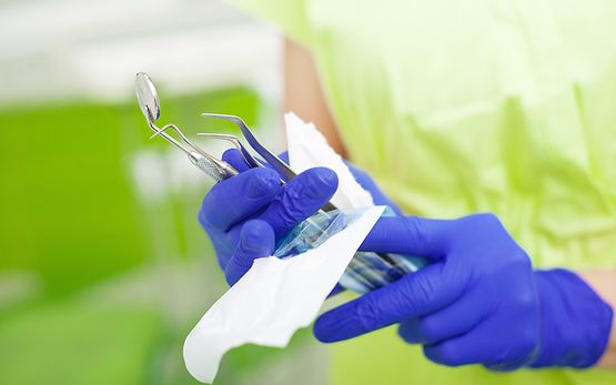 Reinigung von Zahnarzt-Instrumenten in Weiz