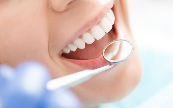 Zahnarzt untersucht Zähne in Fürstenfeld